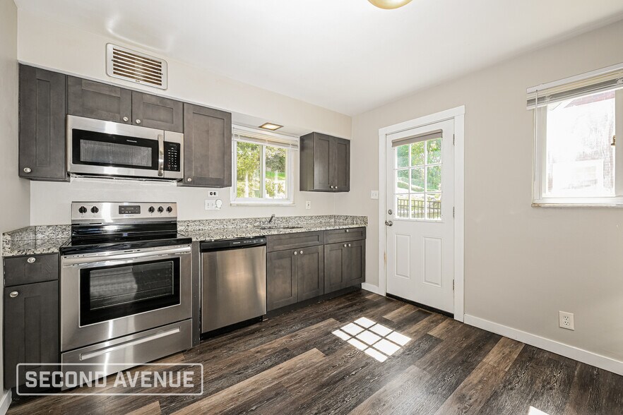 Building Photo - 1031 Greenlawn Dr