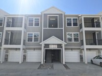 Building Photo - **Stunning 3-Bedroom Condo in Prime Locati...