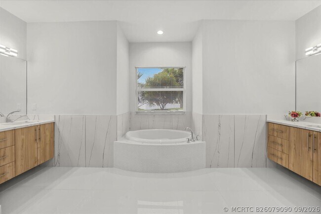 Building Photo - 419 SW Namoit Pl