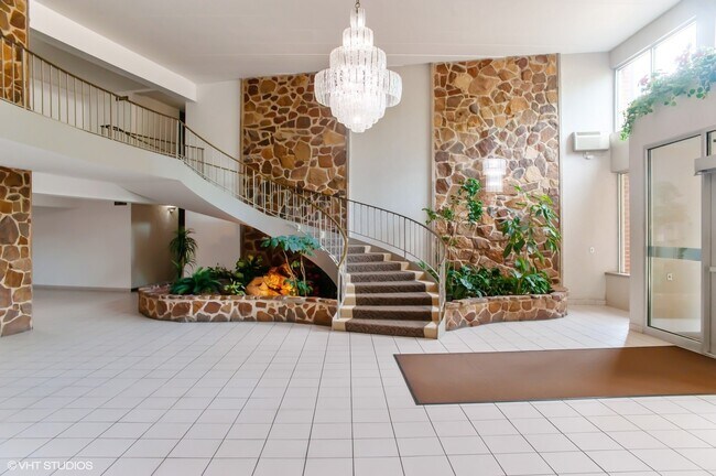 Building Photo - 18 E Old Willow Rd