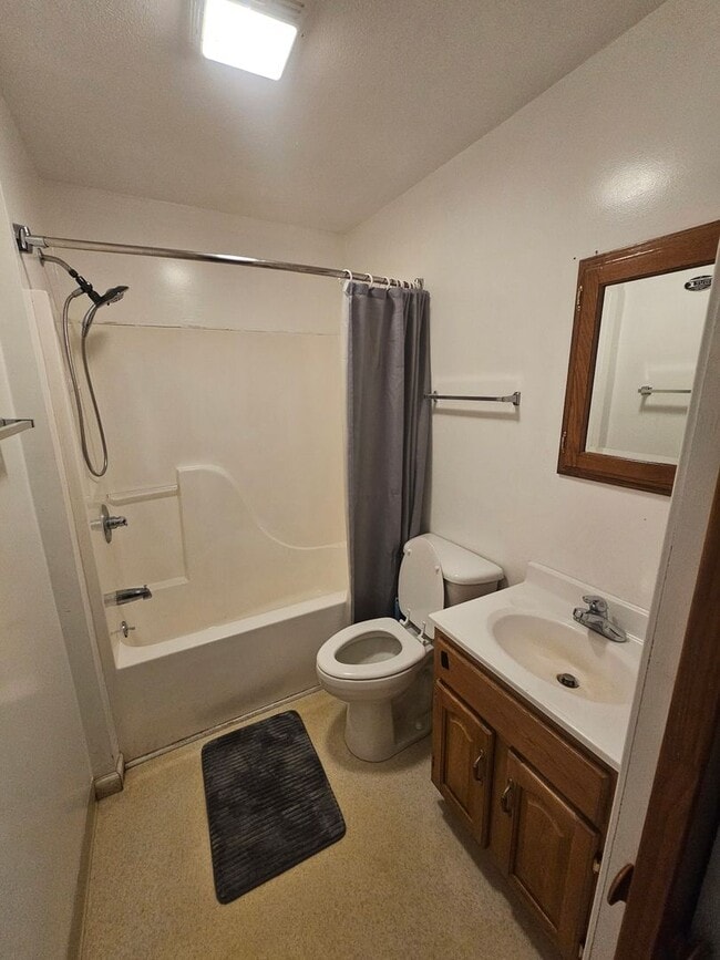 Building Photo - All Inclusive Furnished Studio Apartment