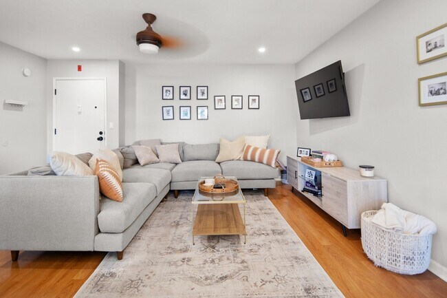 Building Photo - 7858 Cowles Mountain Ct
