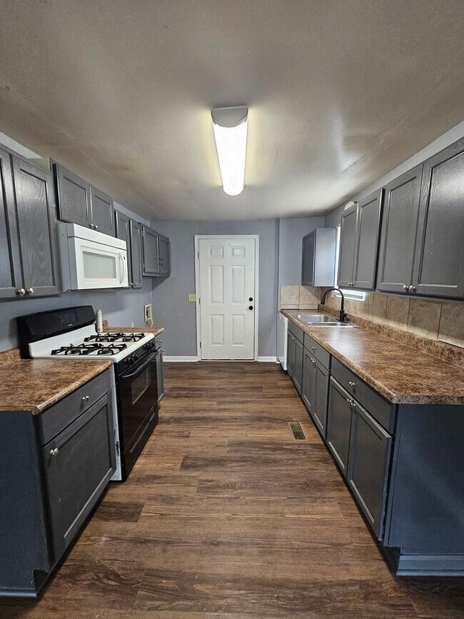 Building Photo - Home in Benton