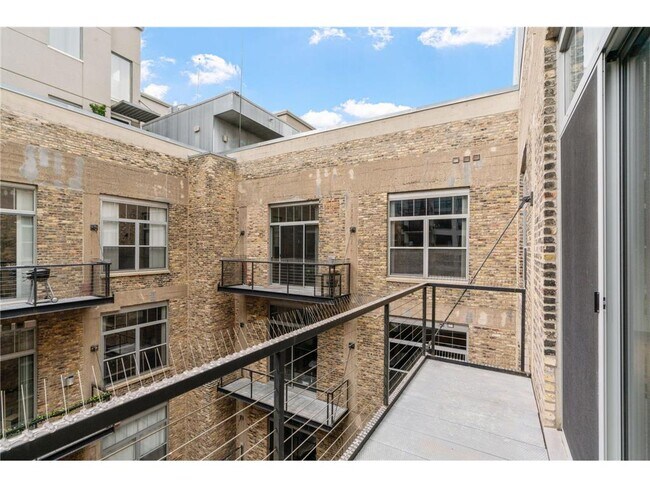 Building Photo - 521 S 7th St