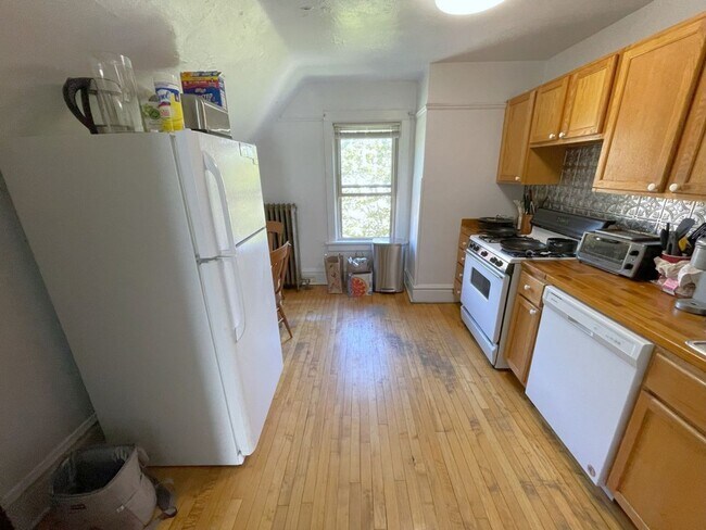 Building Photo - 30 Lathrop St
