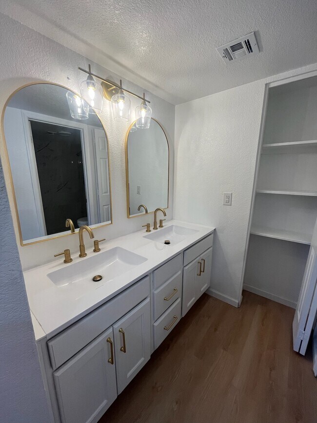 Building Photo - 10301 N 70th St