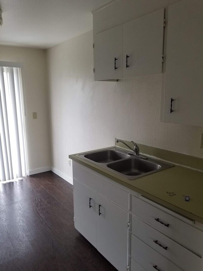Building Photo - Newly Remodeled 1 Bedroom Apartment / Ground Floor Unit