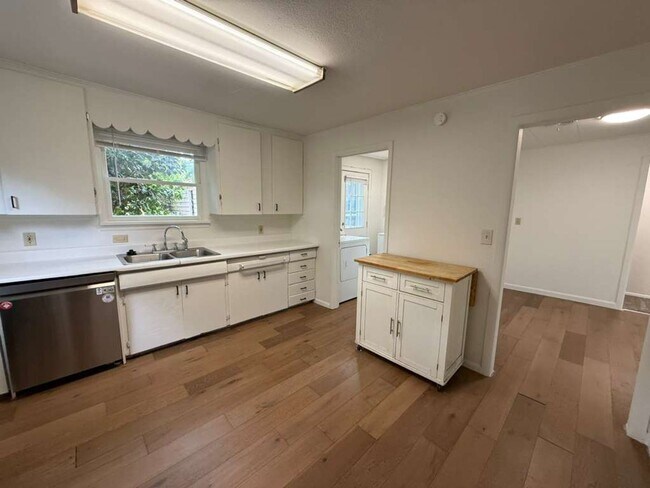 Building Photo - 3 Bedroom 1 Bathroom Greenwood Home!