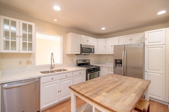 Building Photo - 932 Oak Glen Ln