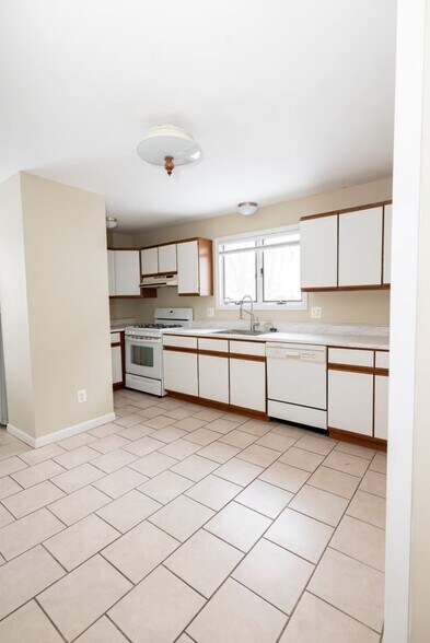 Building Photo - 15 Wheelwright Rd