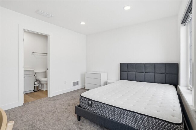 Building Photo - 4009 Cottage Wy