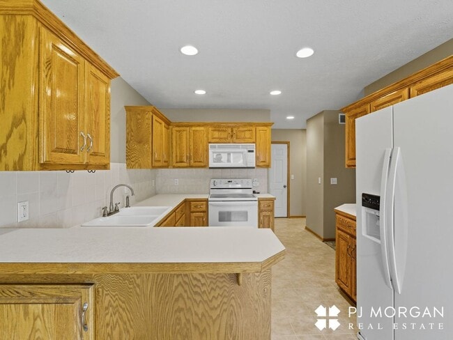 Building Photo - 3 Bedroom, 3 Bathroom - Available Immediately