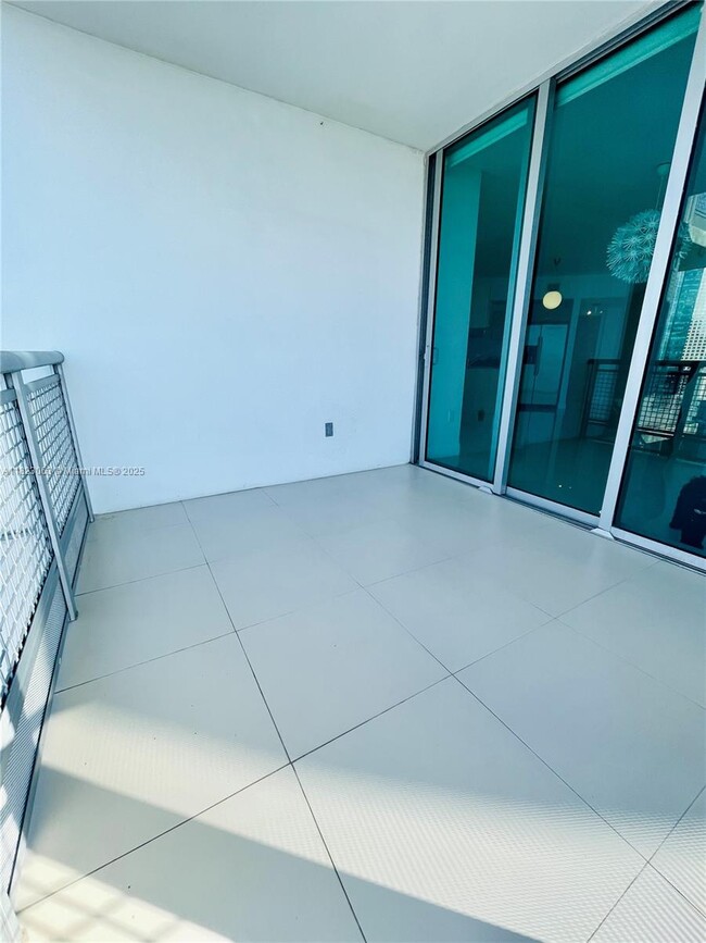 Building Photo - 350 S Miami Ave