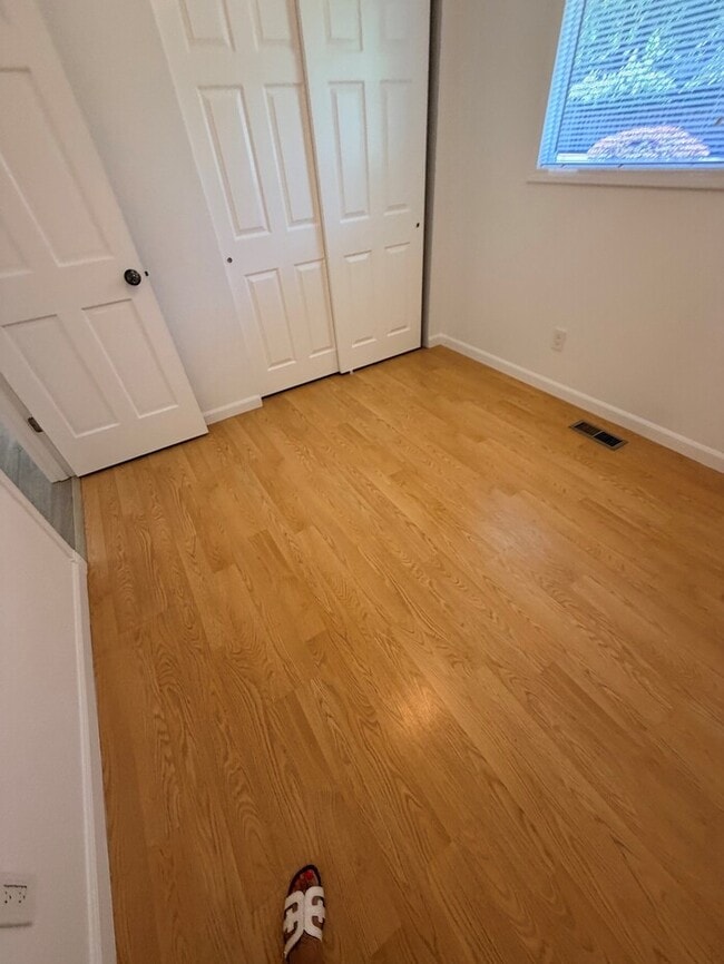 Building Photo - Spacious West Linn Ranch with Multiple Living Spaces, Large Fenced Backyard & Landscaping Included!