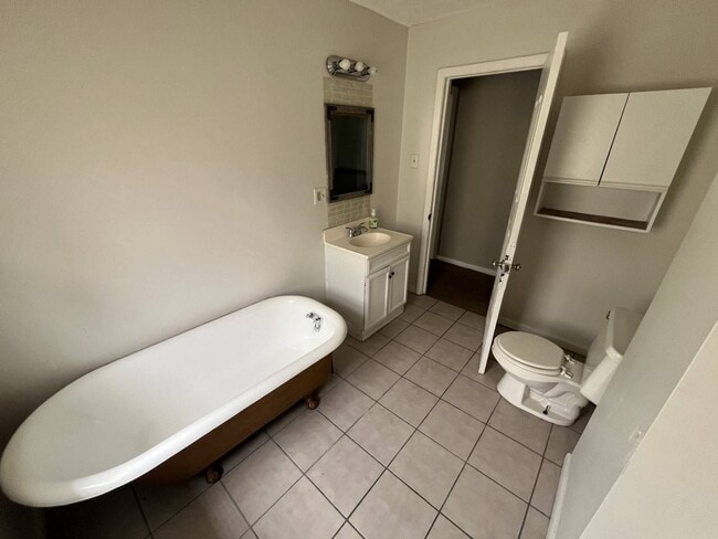 Building Photo - Spacious & Elegant 4-Bedroom Home with Exclusive Rent Discounts!