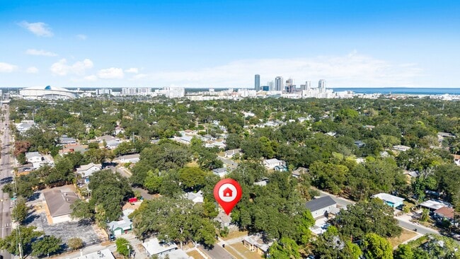 Building Photo - Large 4 bed/1.5 bath House & Section 8 Acc...