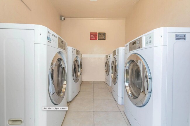 Building Photo - ? Beautiful remodeled 2-bed / 1-bath apartment.