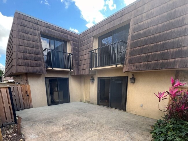 Building Photo - Two-Bedroom 2 story townhome- Prime location off Conroy near Millenia!!