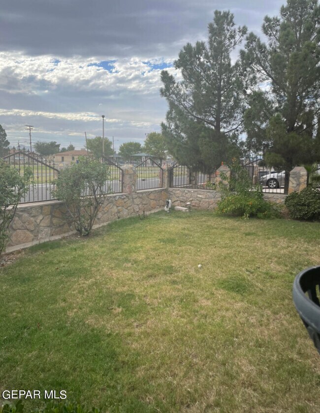 Building Photo - 9289 Leonardo Ave