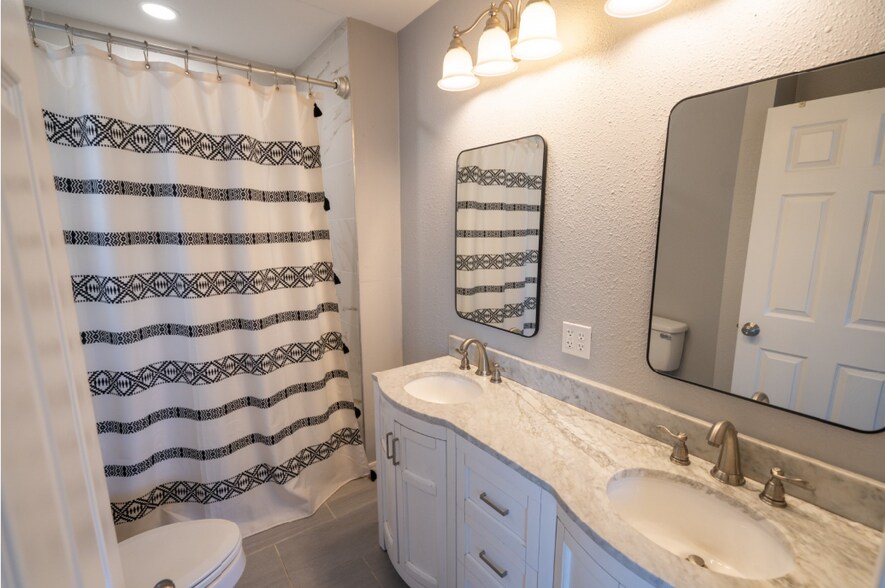 Building Photo - 2208 E 13th St