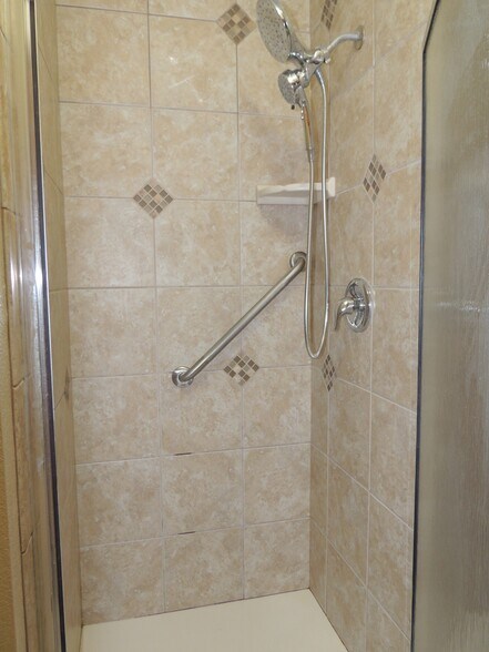 Bathroom #1 Shower - 636 Horizon Dr
