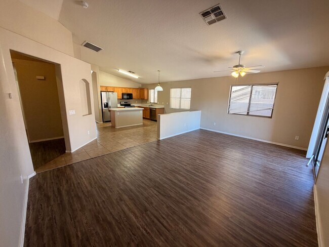 Building Photo - 3/2 Single story Avondale Home *Custom Paint* & Carpet in Beds Only!