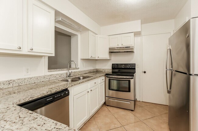 Building Photo - 3 BR/2BA | Newly Renovated Single Family Home |  Front and Back yard | In Jacksonville!