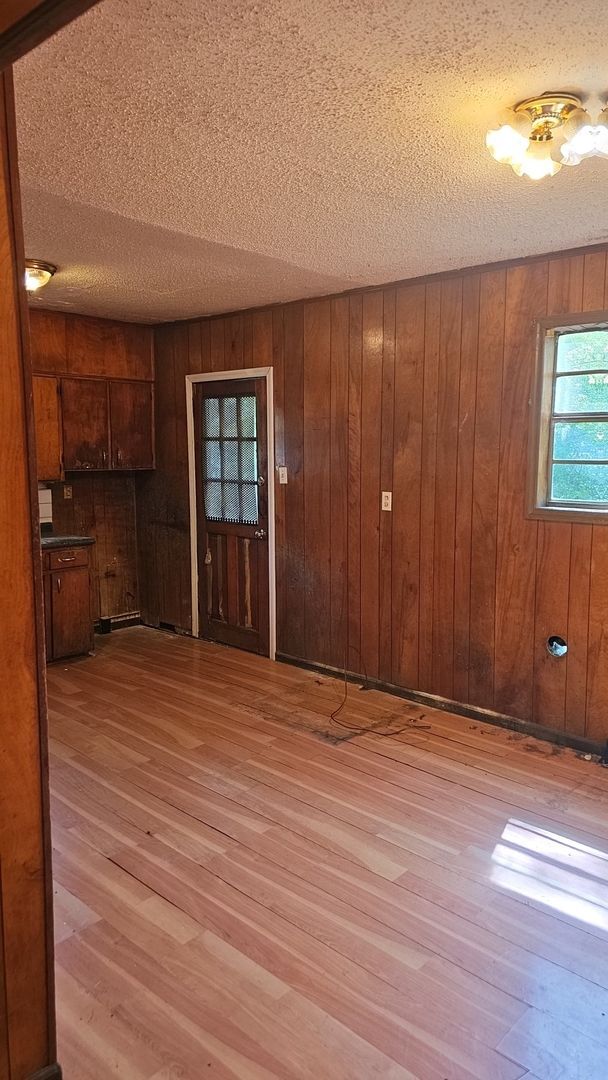 Building Photo - PRICE REDUCED!! OCTOBER MOVE IN SPECIAL- F...
