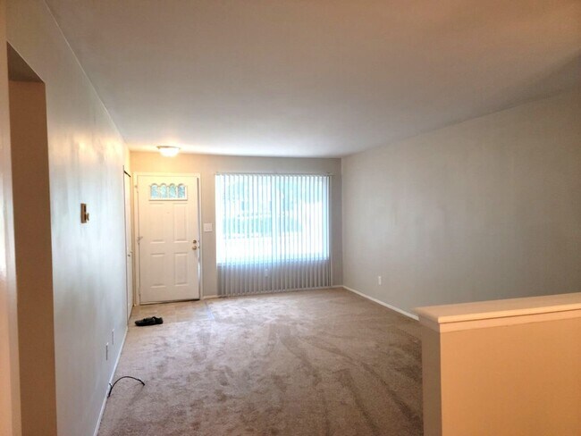 Building Photo - Charming unit in a quiet neighborhood