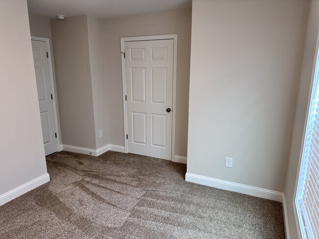 Building Photo - 175 Loren Rd