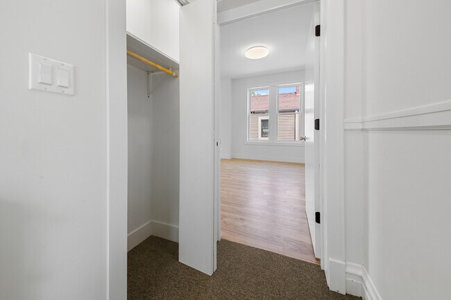 Building Photo - 1921 W Summerdale Ave