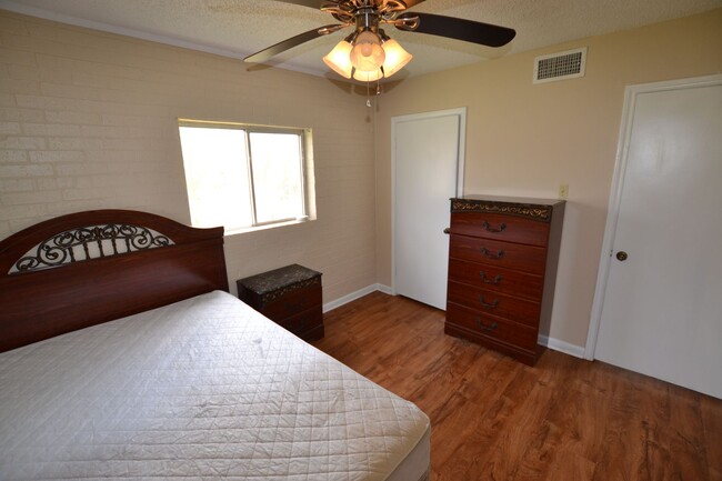 Building Photo - Fully Furnished!  2 bedroom 1 bath townhou...