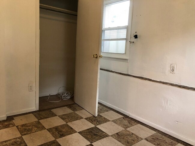 Building Photo - 76 Garden City Ave