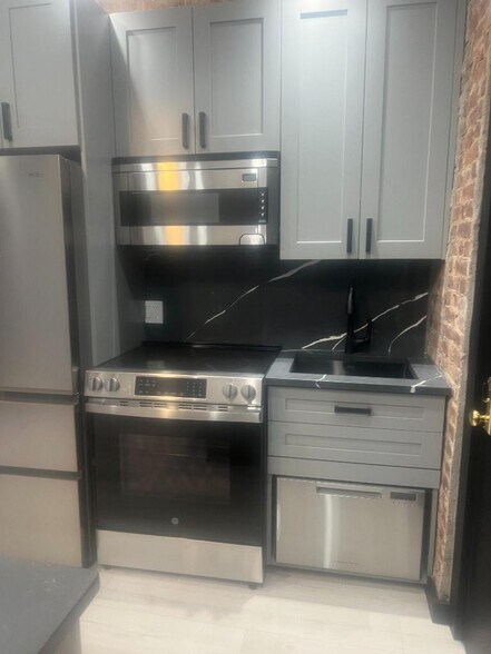 Building Photo - 2100 2nd Ave