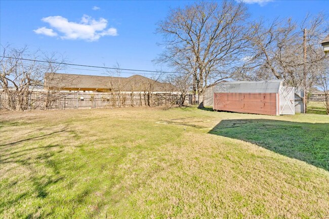 Building Photo - 3/3 with 2 living areas in Midway ISD