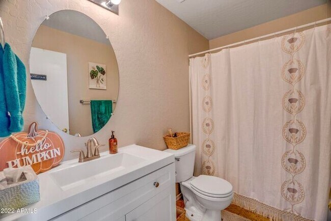 Building Photo - 5 bed - 3 bath in Litchfield with Pool!