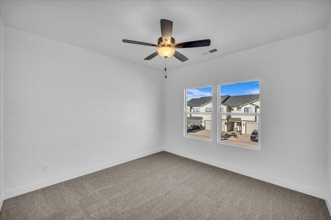 Building Photo - 4 bedroom, 2.5 bathrooms Home!