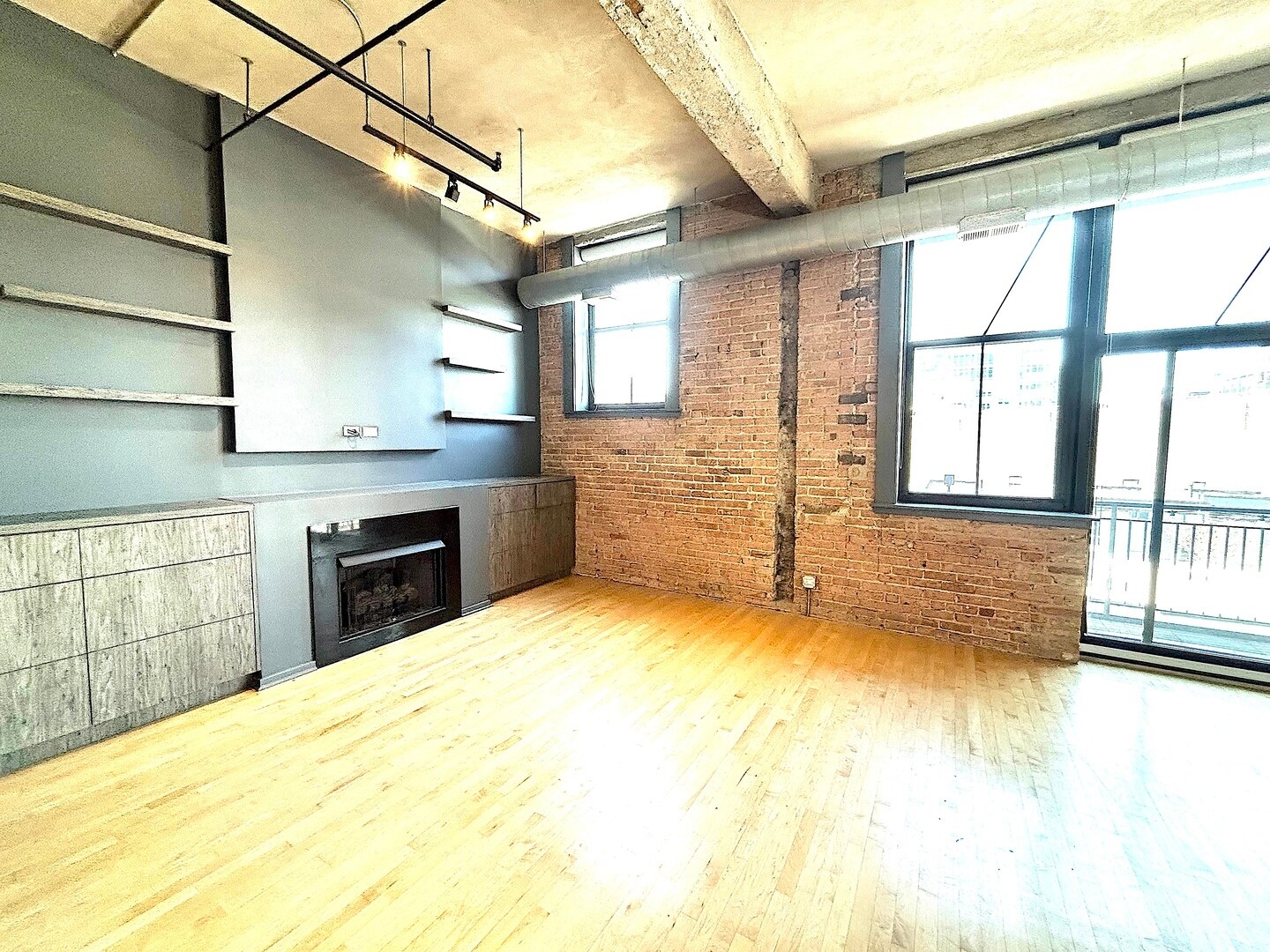 Building Photo - 817 W Washington Blvd