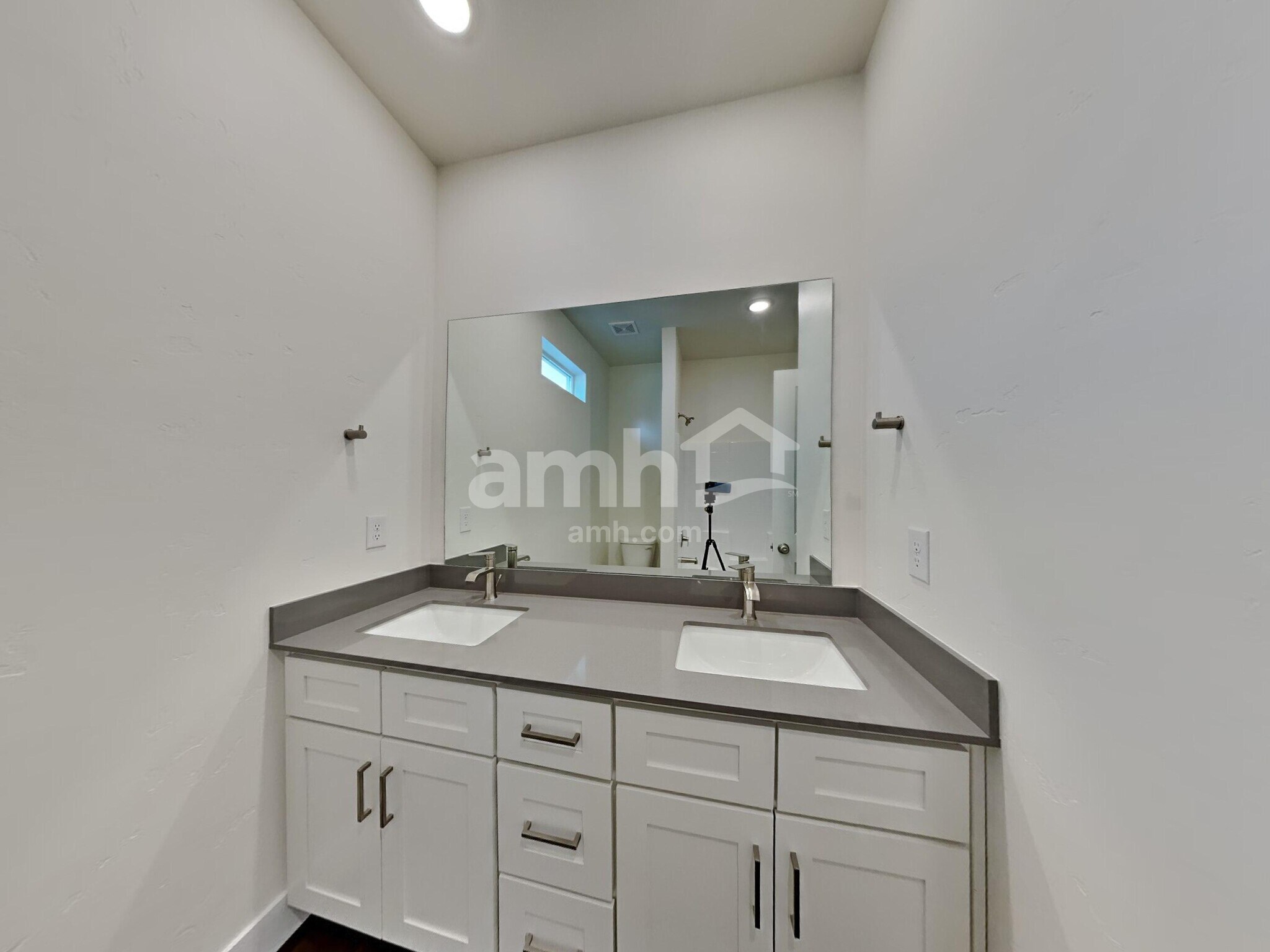 Building Photo - 9444 W Shumard St