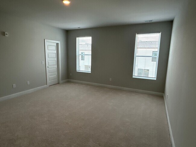 Building Photo - Luxury Condo in Raleigh - 3 beds|2.5 baths...