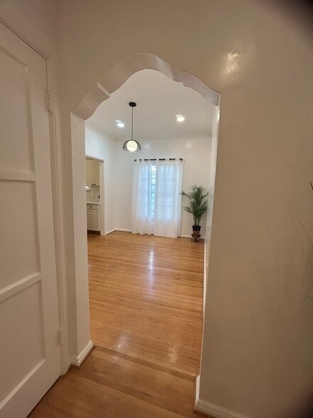 Building Photo - 850 S Kenmore Ave