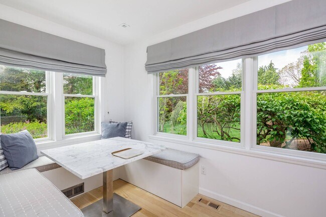 Building Photo - 869 Head of Pond Rd