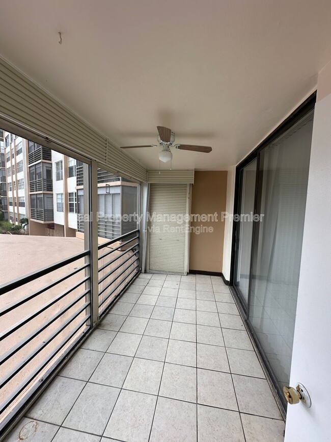 Building Photo - 1100 St Charles Pl