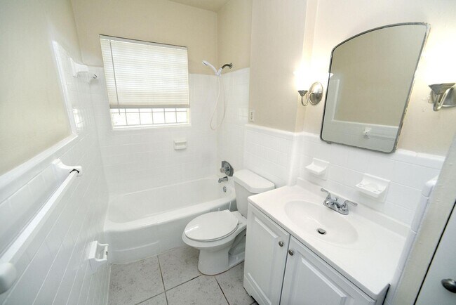 Building Photo - 137 Hawthorne Dr