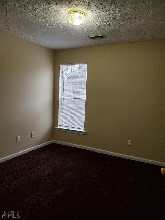 Building Photo - 9555 Lakeview Cir