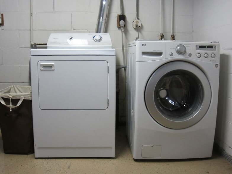 Washer & Dryer - 1928 North Oak St