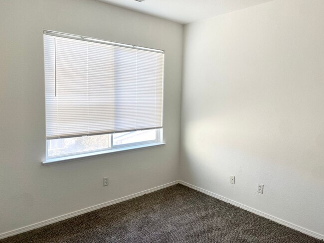 Building Photo - Spacious 4/2.5 off Fig Garden Loop