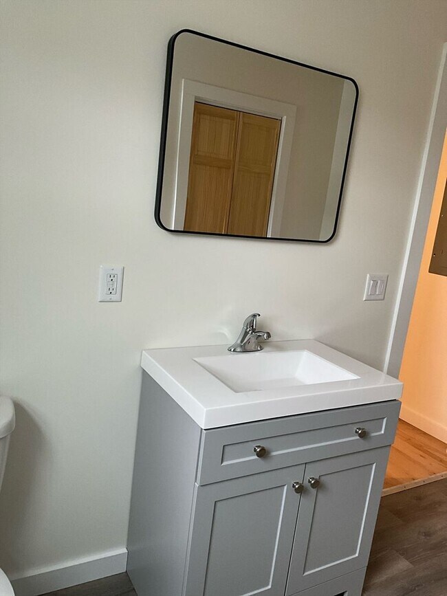 Building Photo - 90 Elm St