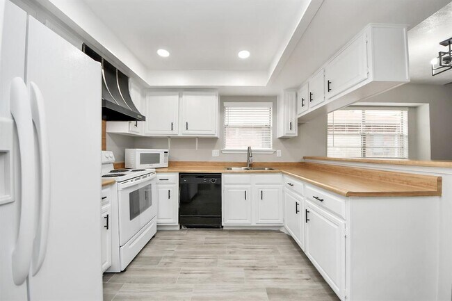 Building Photo - 14810 Scotter Dr
