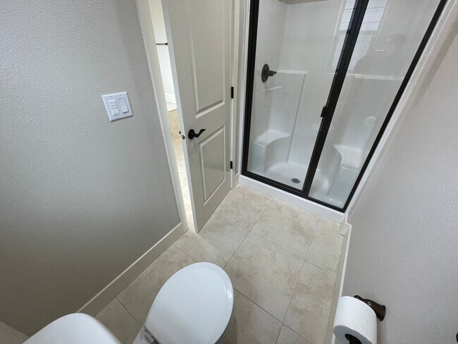 Building Photo - Lovely North Plains 4Bd 2.5Ba Home with Ja...